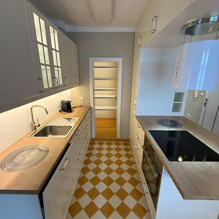 Schoene Und Zentrale Altbauwohnung In 公寓 *