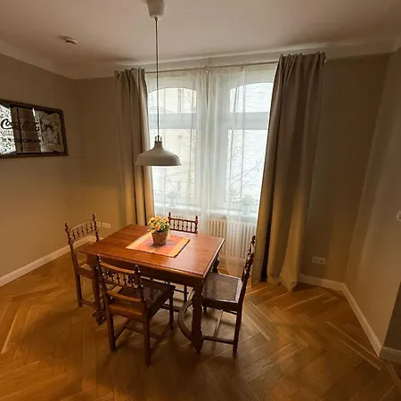 Schoene Und Zentrale Altbauwohnung In