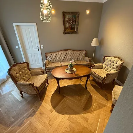 Schoene Und Zentrale Altbauwohnung In 公寓